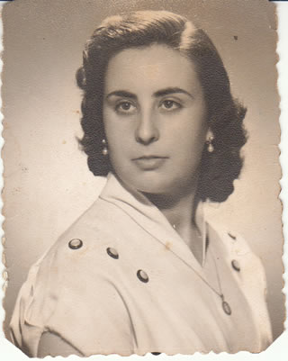 Esta es la foto que mi madre, Carmen Ortega Andrés, le dio a mi padre cuando se hicieron novios: ¡Tres veces guapa, como el pasodoble!