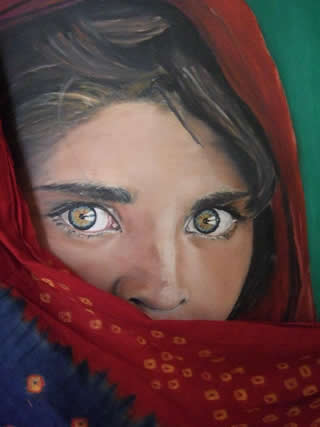 Olé por este óleo de la famosa niña afgana fotografiada por Steve McCurry